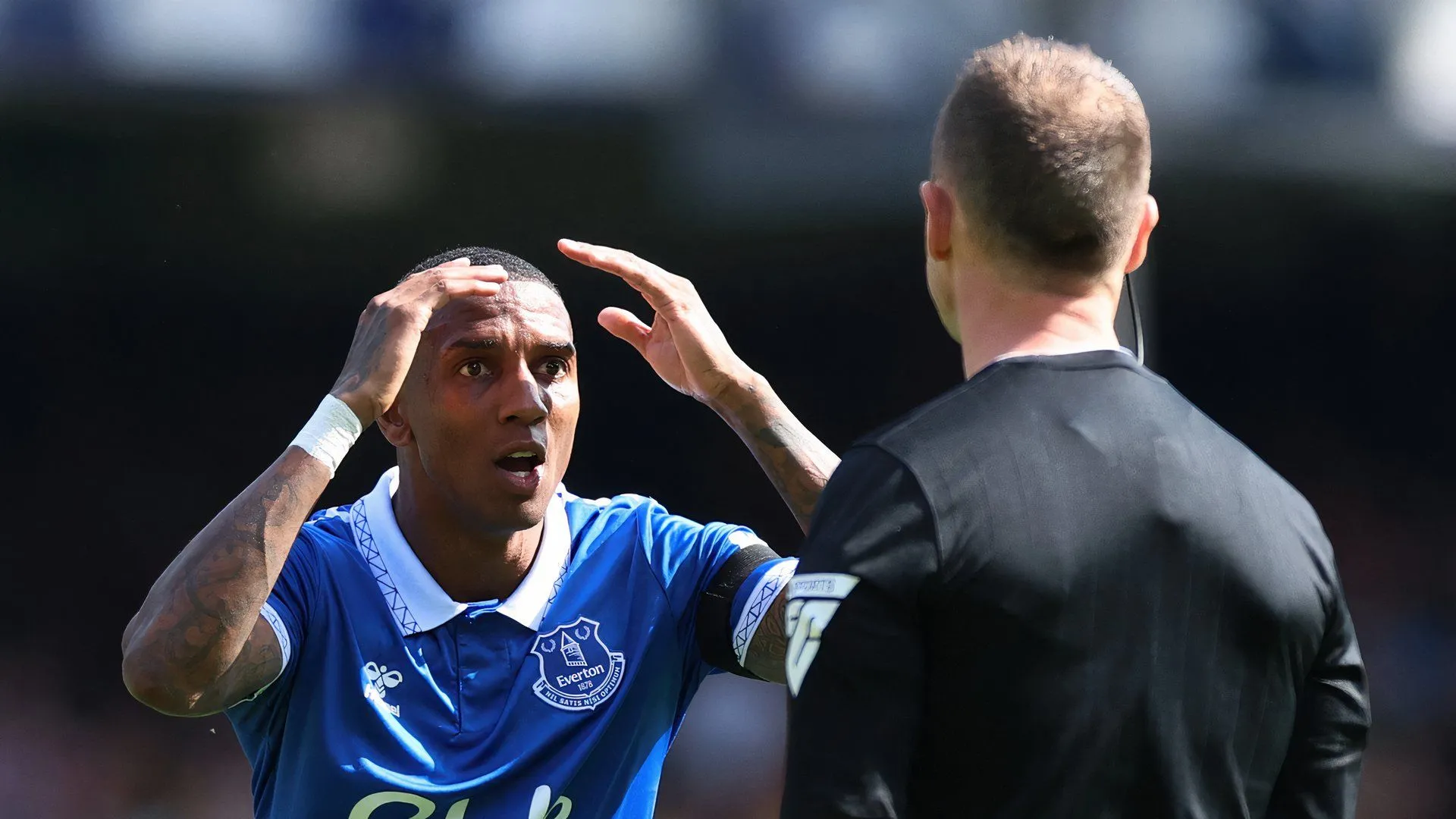 Ashley Young trong màu áo Everton trước khi gia nhập Ipswich, kinh nghiệm dày dặn ở vị trí hậu vệ phải