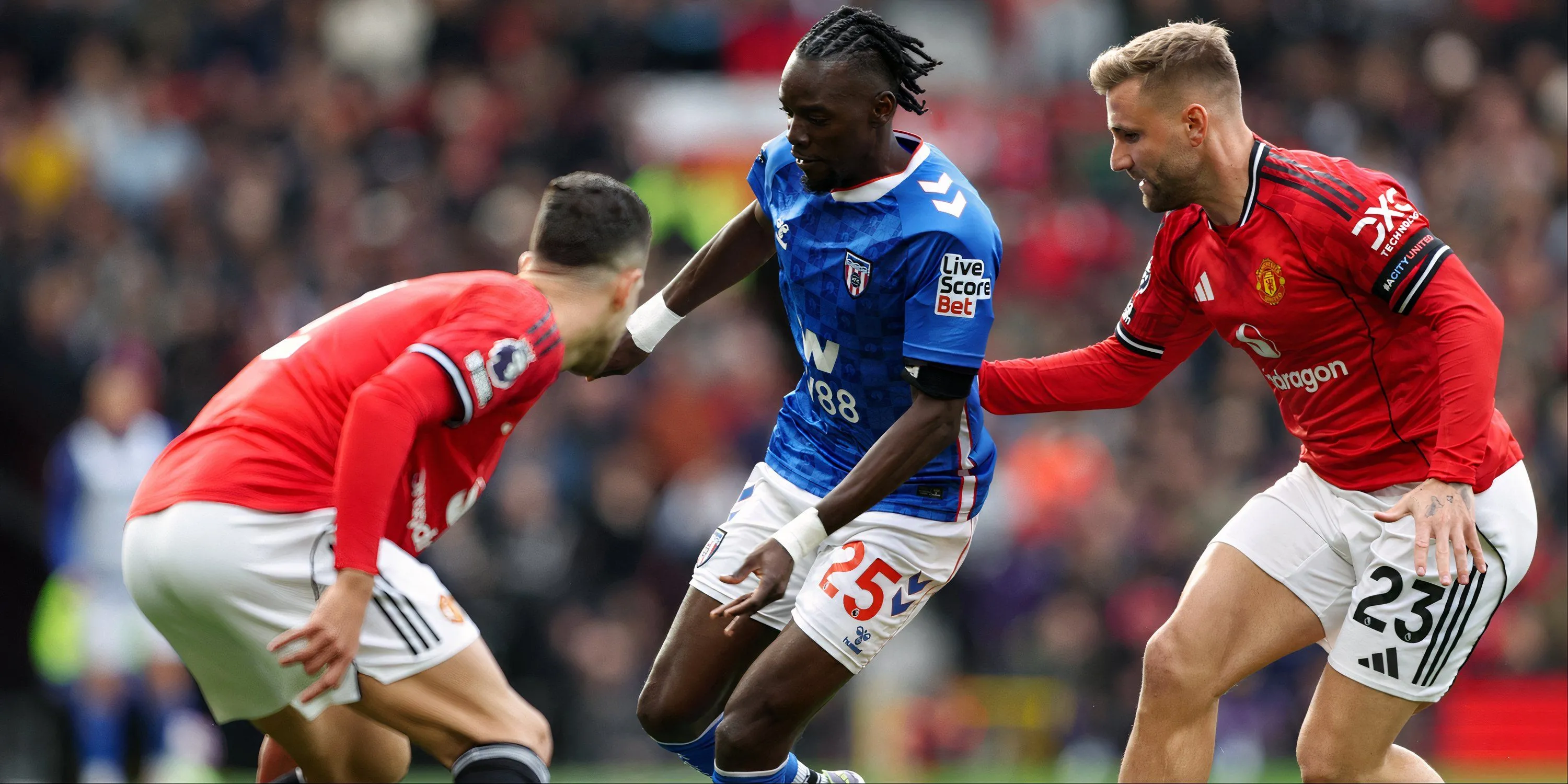 Bertrand Traore so sánh hiệu suất trận gặp Wolves