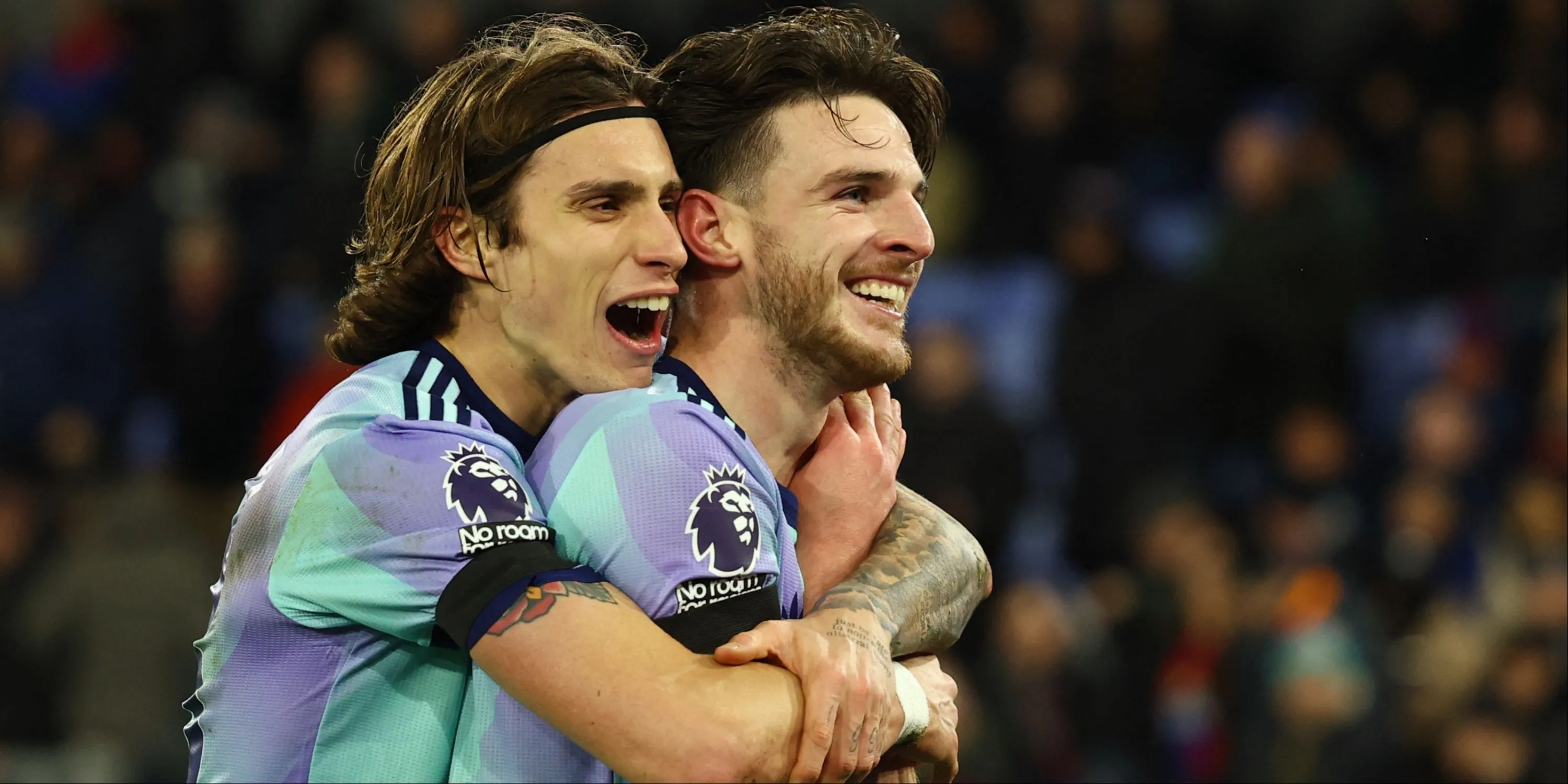 Calafiori và Declan Rice trong pha tranh chấp tại Arsenal