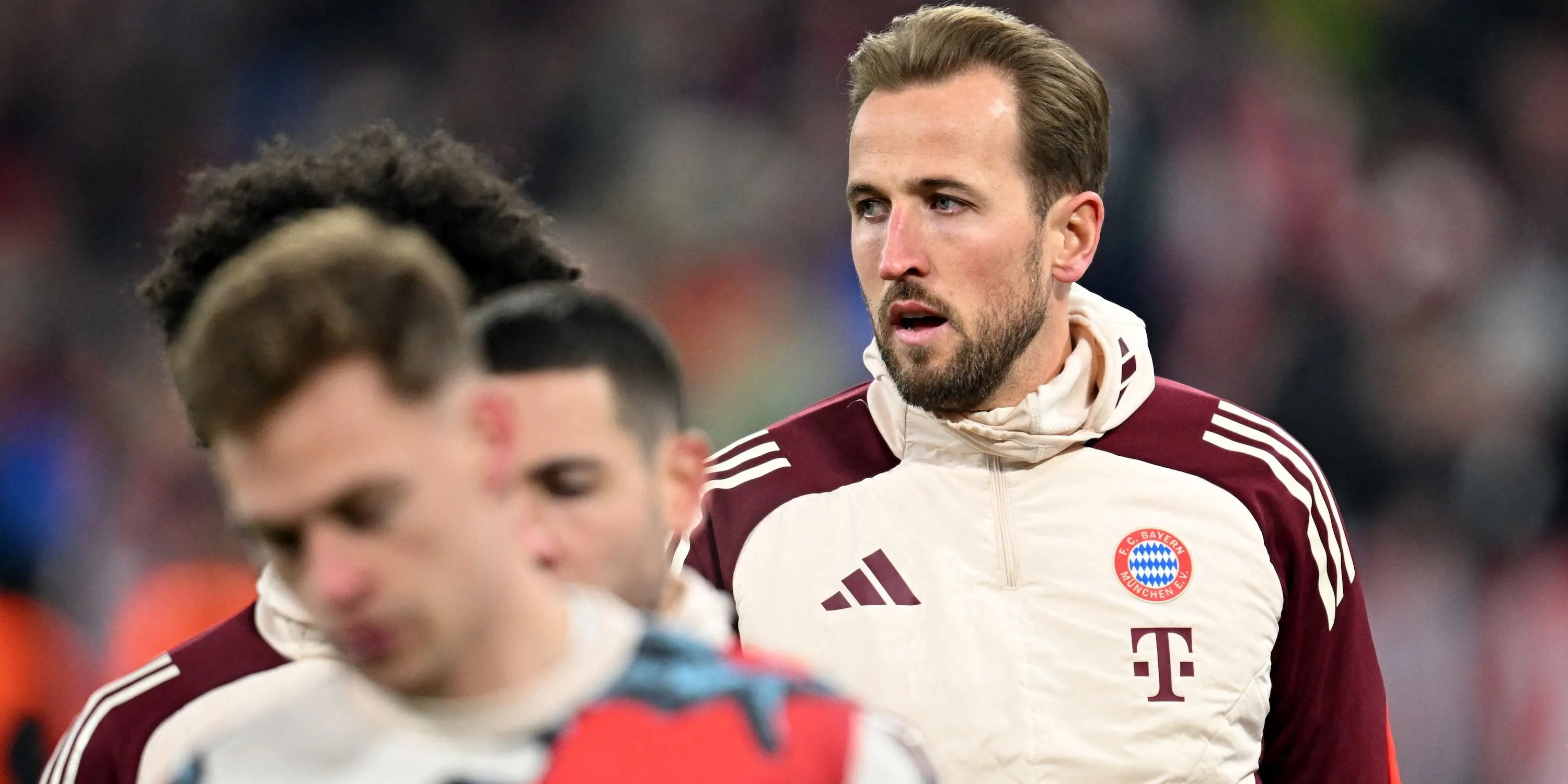 Cầu thủ Bayern Munich Harry Kane khởi động trước trận đấu