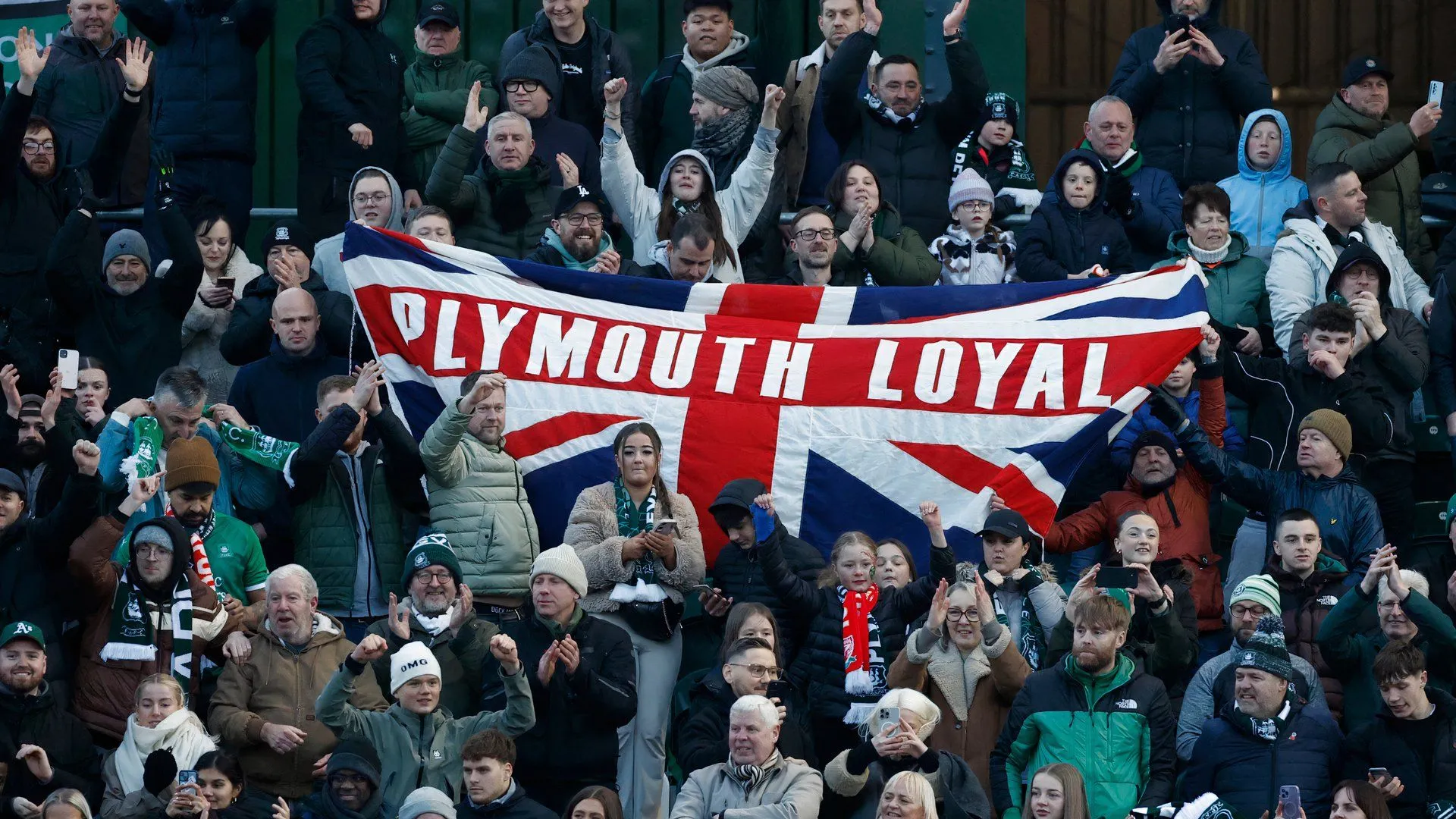 CĐV Plymouth Argyle thất vọng giơ biểu ngữ phản đối ban lãnh đạo