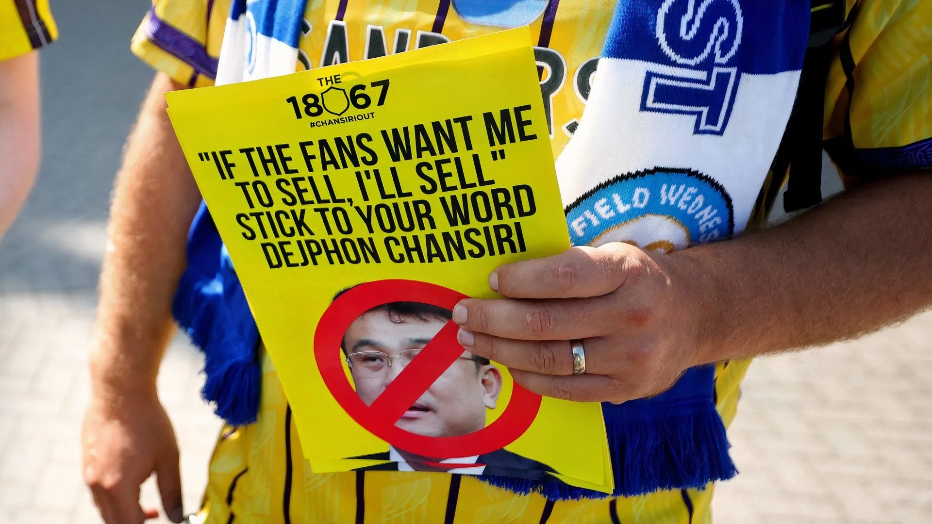 CĐV Sheffield Wednesday cầm tờ rơi phản đối chủ sở hữu Dejphon Chansiri trong các cuộc biểu tình gần đây