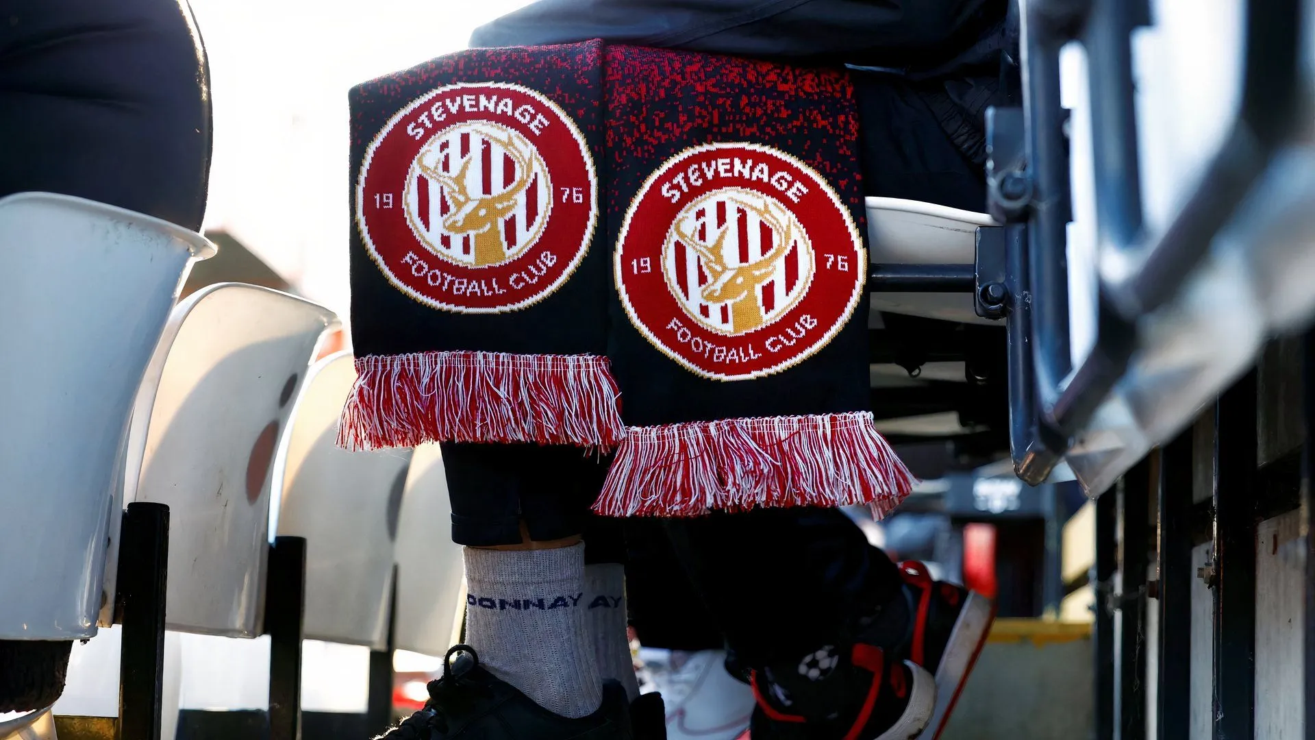 CĐV Stevenage quàng khăn của CLB trên khán đài, biểu tượng cho tham vọng tăng cường đội hình ở kỳ chuyển nhượng