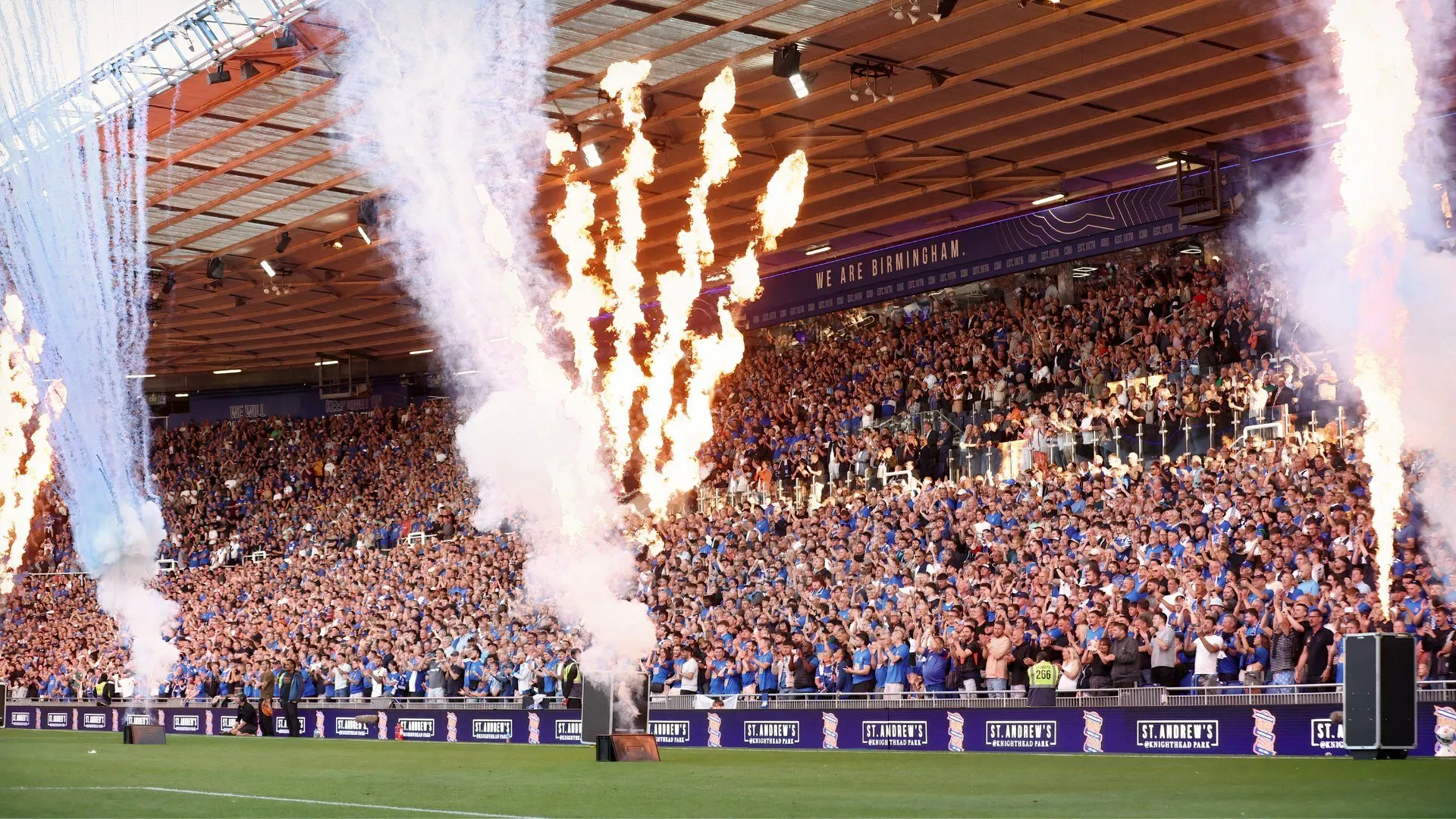 Cổ động viên Birmingham City tại St Andrew's tạo bầu không khí cuồng nhiệt