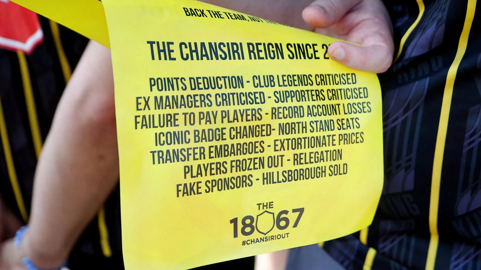 Cổ động viên Sheffield Wednesday phản đối Dejphon Chansiri vì khủng hoảng tài chính