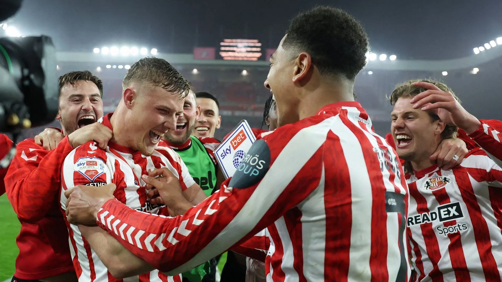 Dan Ballard và Jobe Bellingham ăn mừng cho Sunderland, hình ảnh liên quan khi so sánh mức lương Jack Clarke và các đồng đội tại Stadium of Light