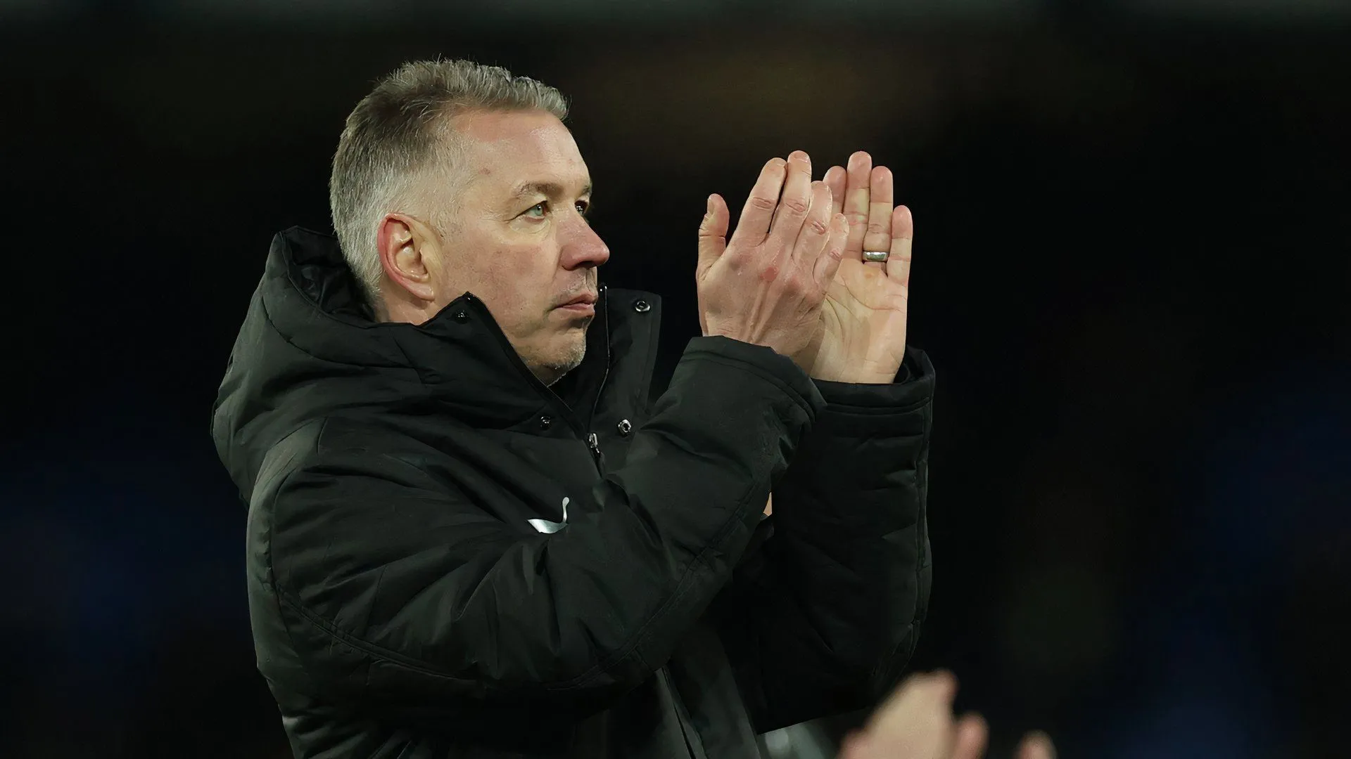 Darren Ferguson khi dẫn dắt Peterborough United, bị sa thải sau thất bại 2-1 trước Blackpool