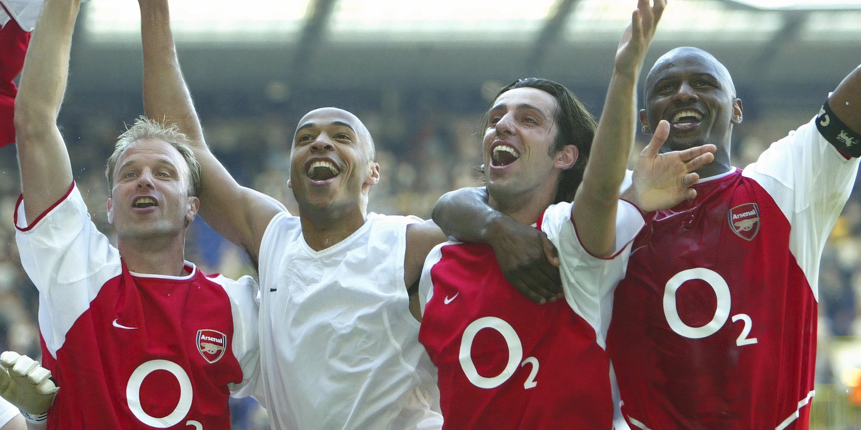 Dennis Bergkamp và Thierry Henry trong màu áo Arsenal, di sản tấn công của CLB