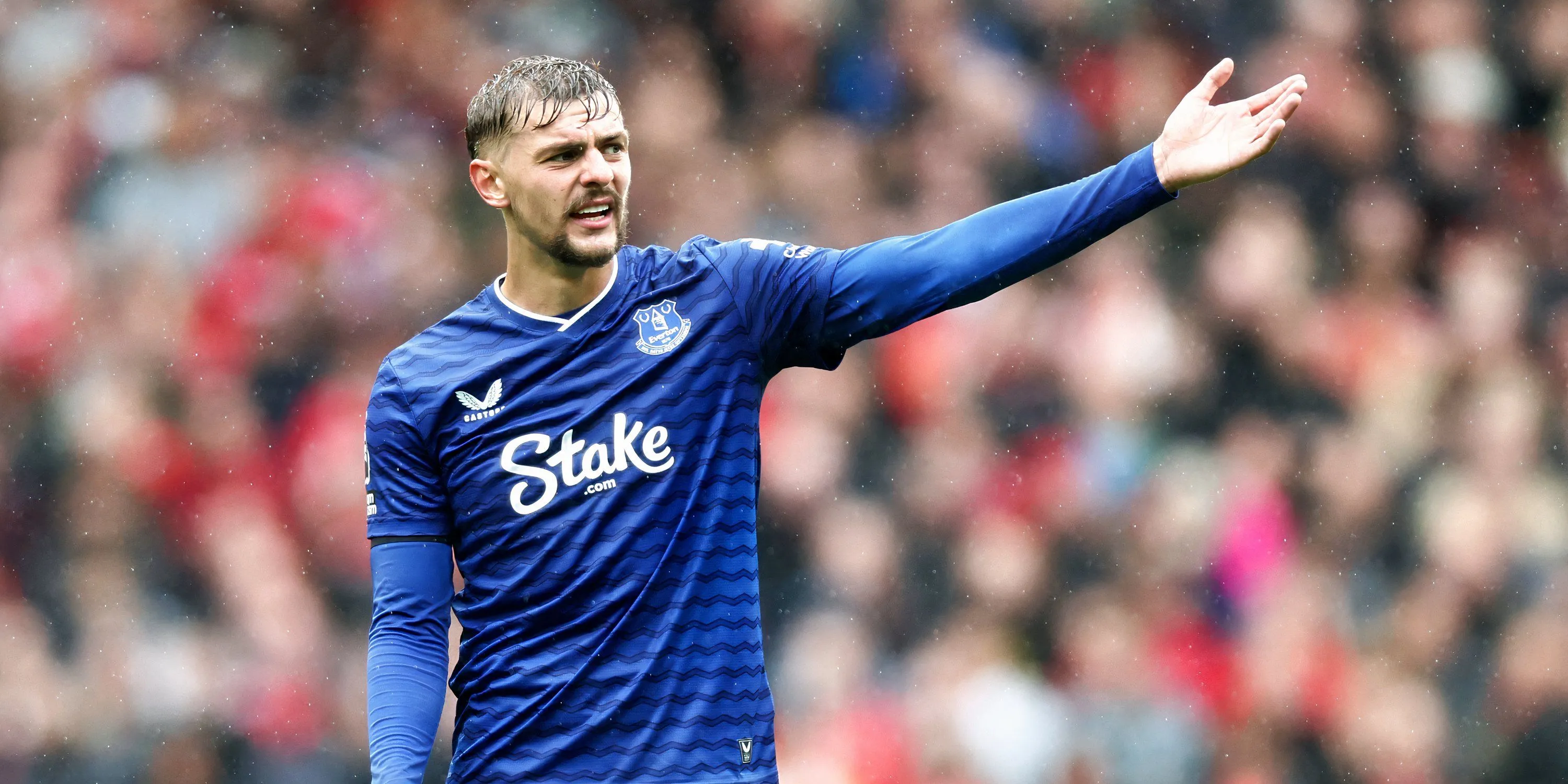 Dewsbury-Hall điều phối giữa sân cho Everton