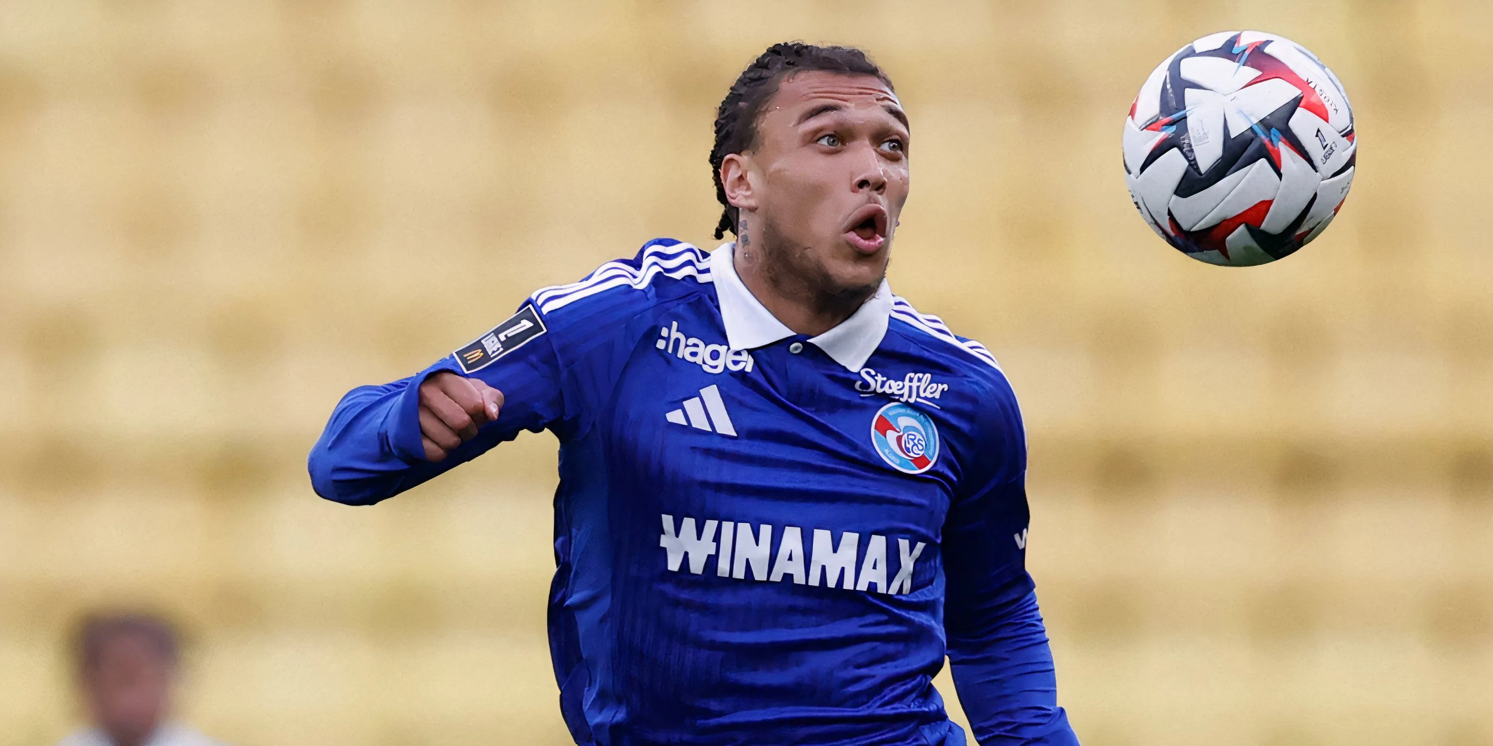 Diego Moreira trong màu áo Strasbourg, thể hiện sự tiến bộ đáng kinh ngạc dưới thời Liam Rosenior