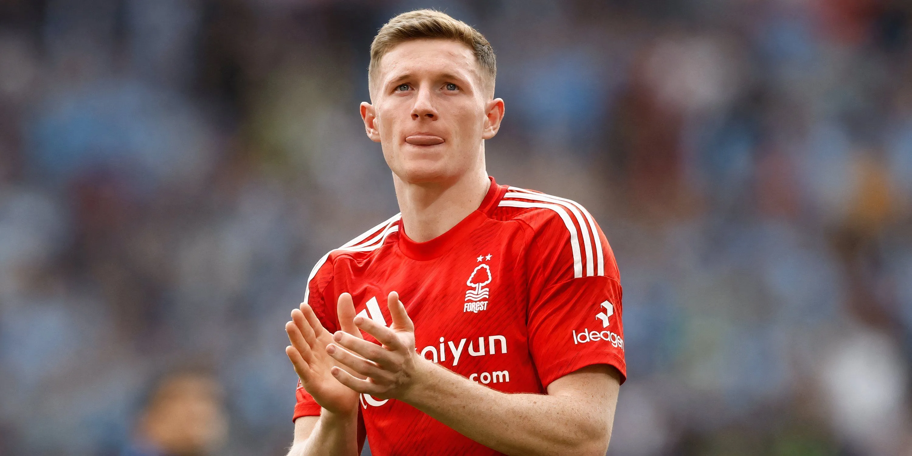 Elliot Anderson trong màu áo Nottingham Forest, tiền vệ trẻ được gọi là "phenomenal" bởi đồng đội tuyển Anh