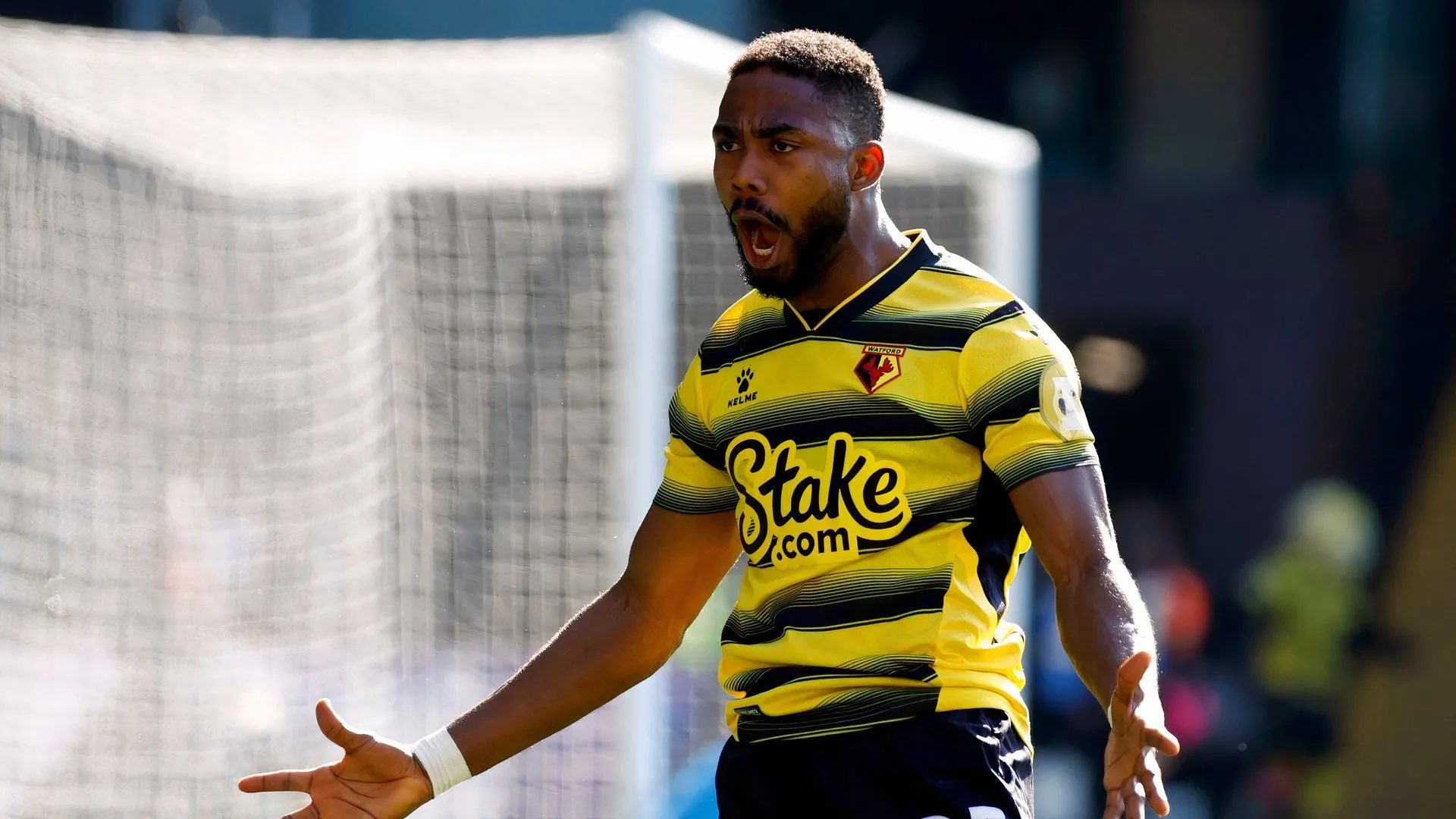 Emmanuel Dennis, tiền đạo người Nigeria từng chơi cho Watford và Nottingham Forest, đang trong tầm ngắm trở lại của Hornets