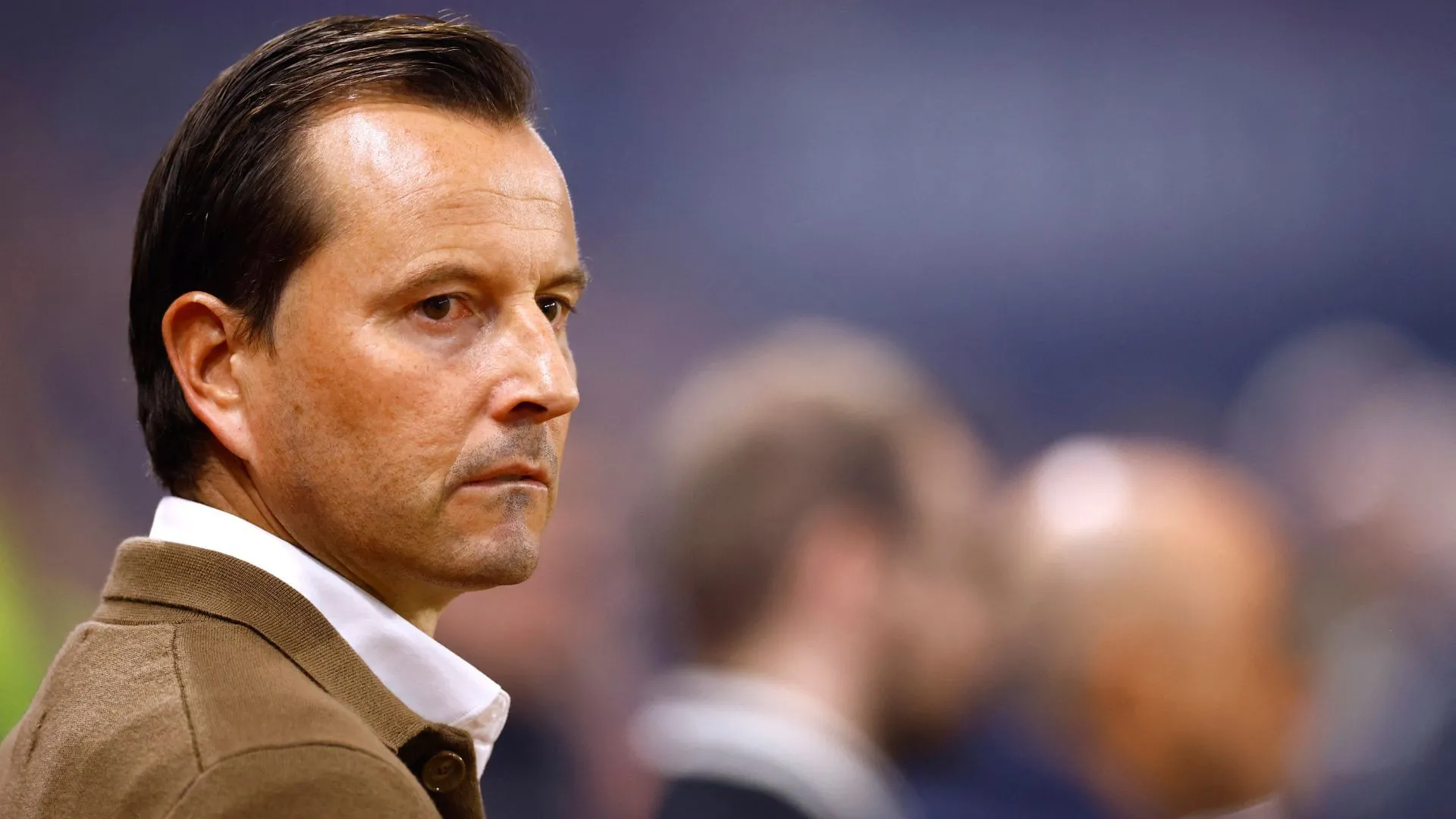 HLV Julien Stephan chỉ đạo trận đấu, phản ánh phong cách tấn công nhanh mà QPR đang xây dựng mùa này