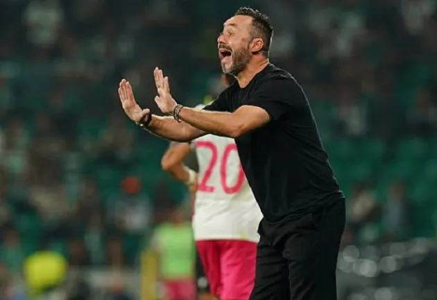 Huấn luyện viên Roberto De Zerbi chỉ đạo các cầu thủ Marseille trên sân Velodrome, chiến thuật pressing và tấn công nhanh là chìa khóa