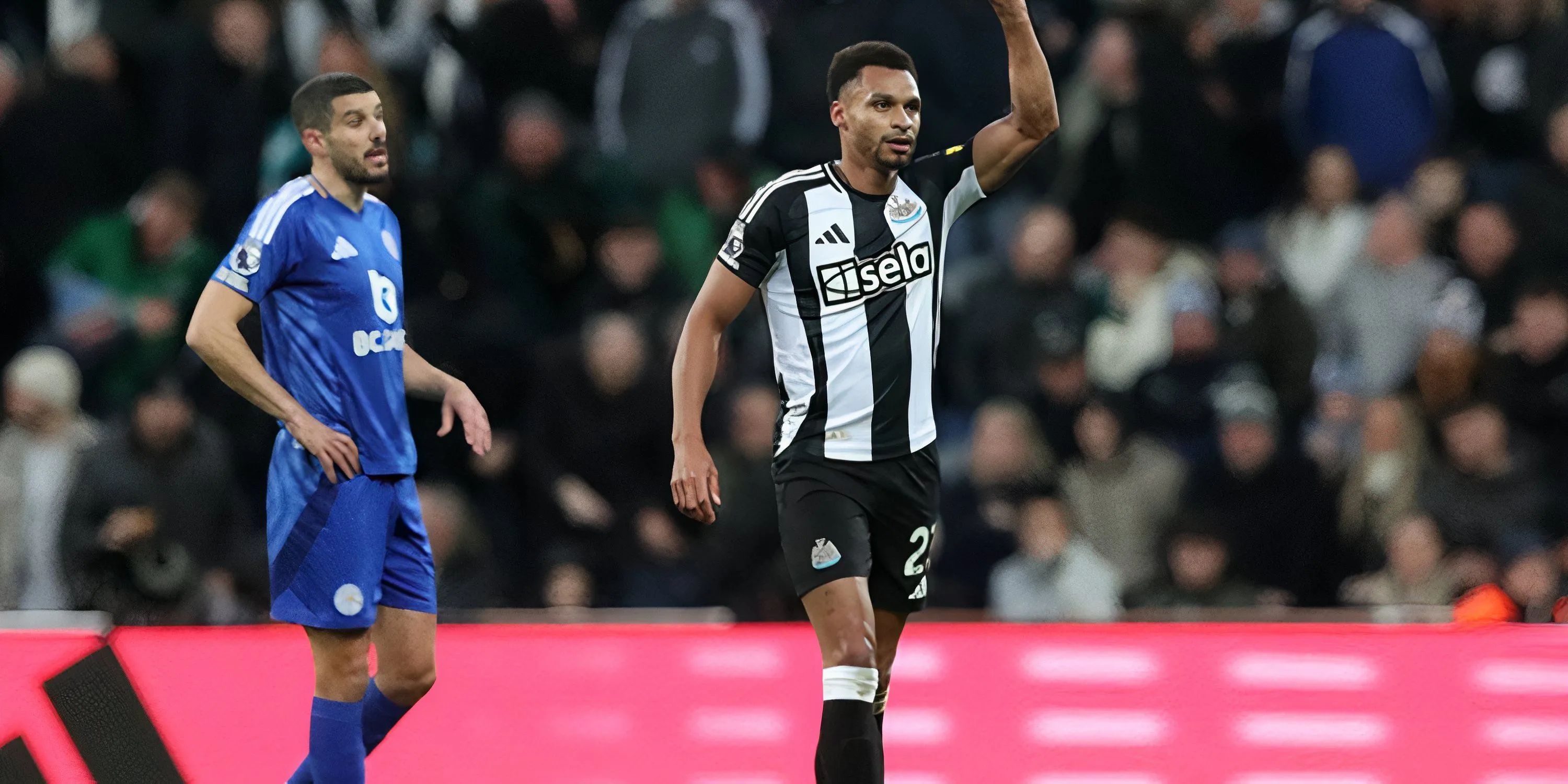 Jacob Murphy cùng bóng trong trận đấu