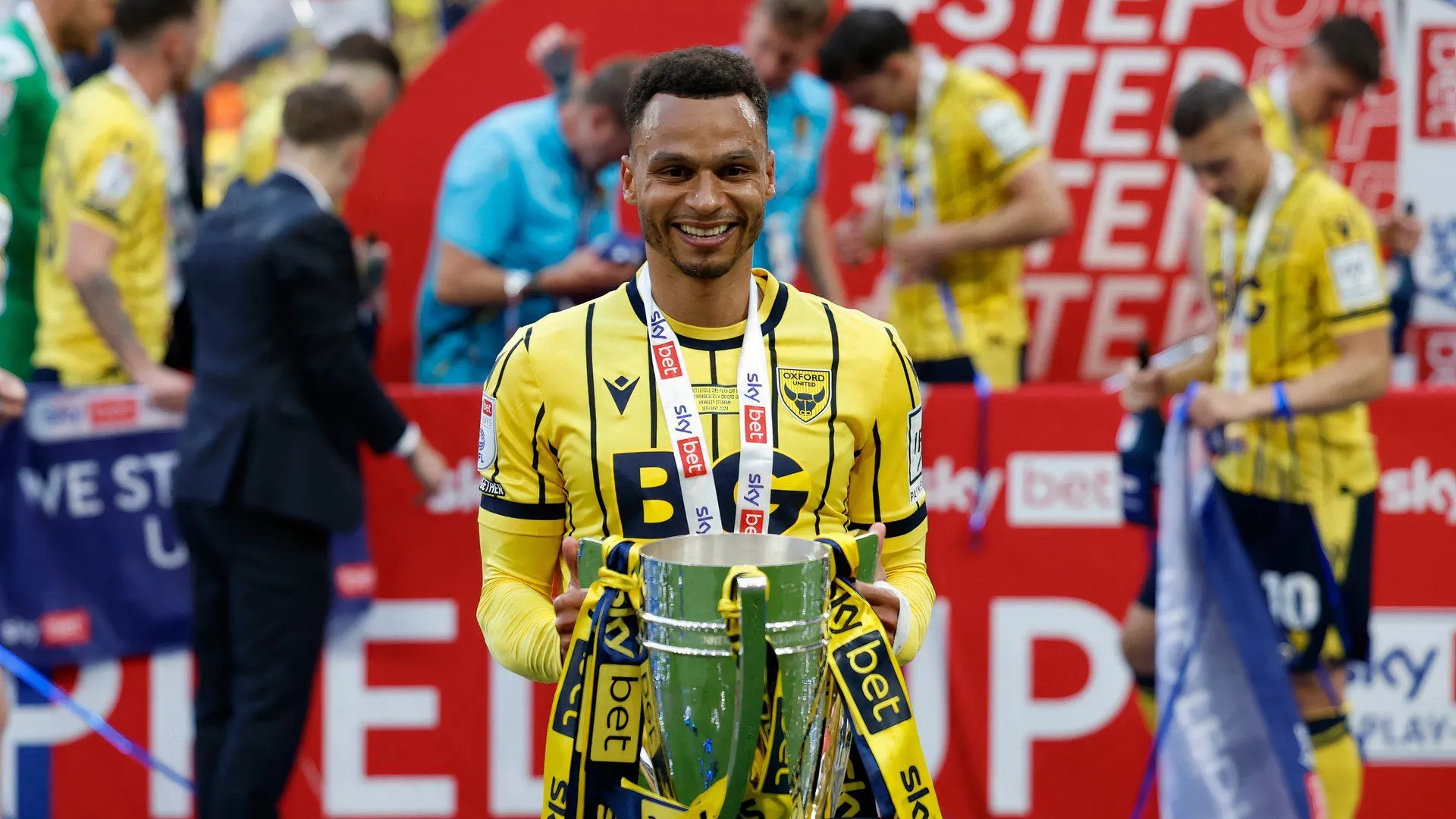 Josh Murphy ăn mừng bàn thắng cho Oxford United ở trận play-off