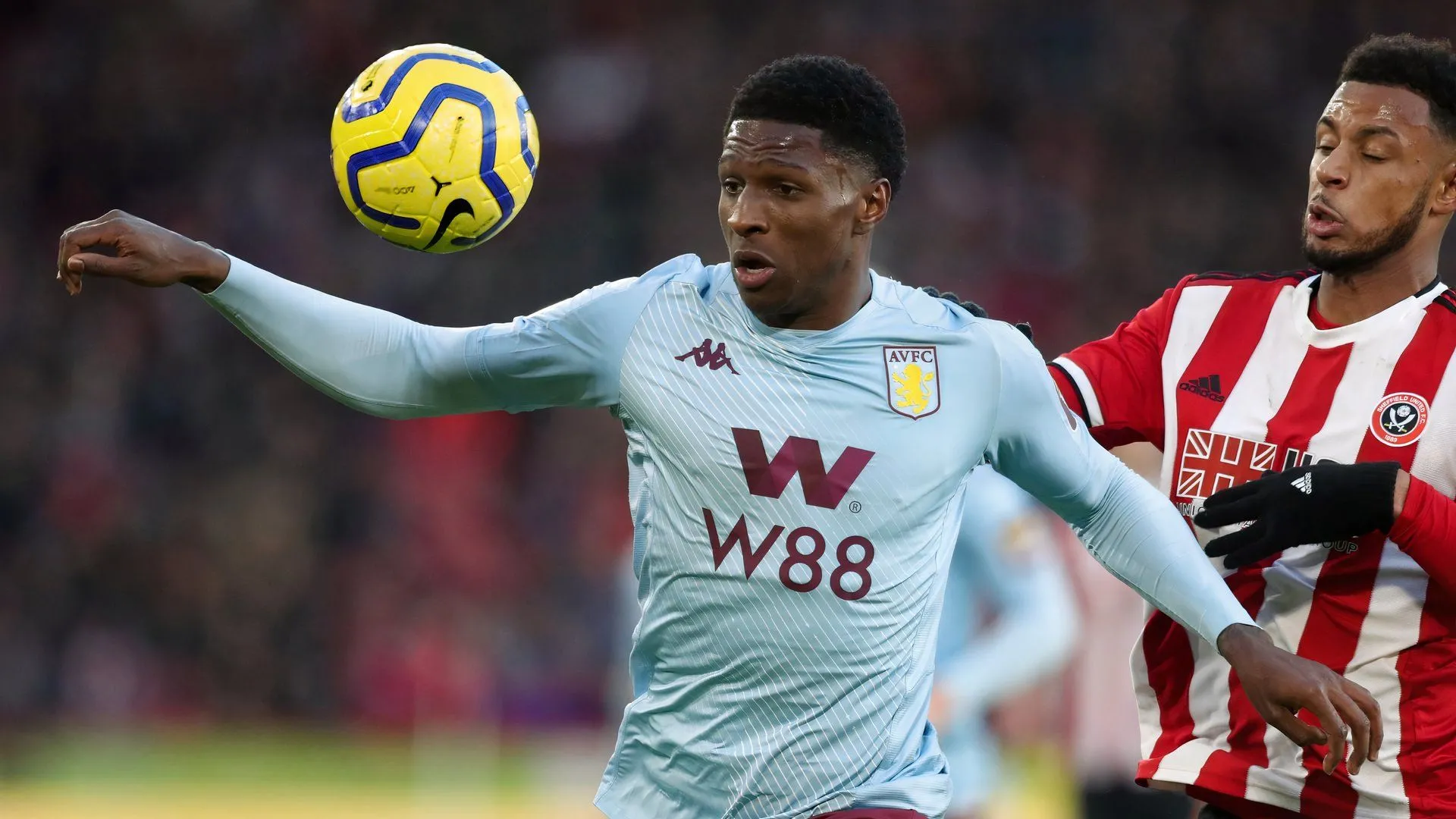 Kortney Hause, trung vệ từng góp mặt trong hành trình thăng hạng của Aston Villa, hiện là cầu thủ tự do sau chấn thương kéo dài