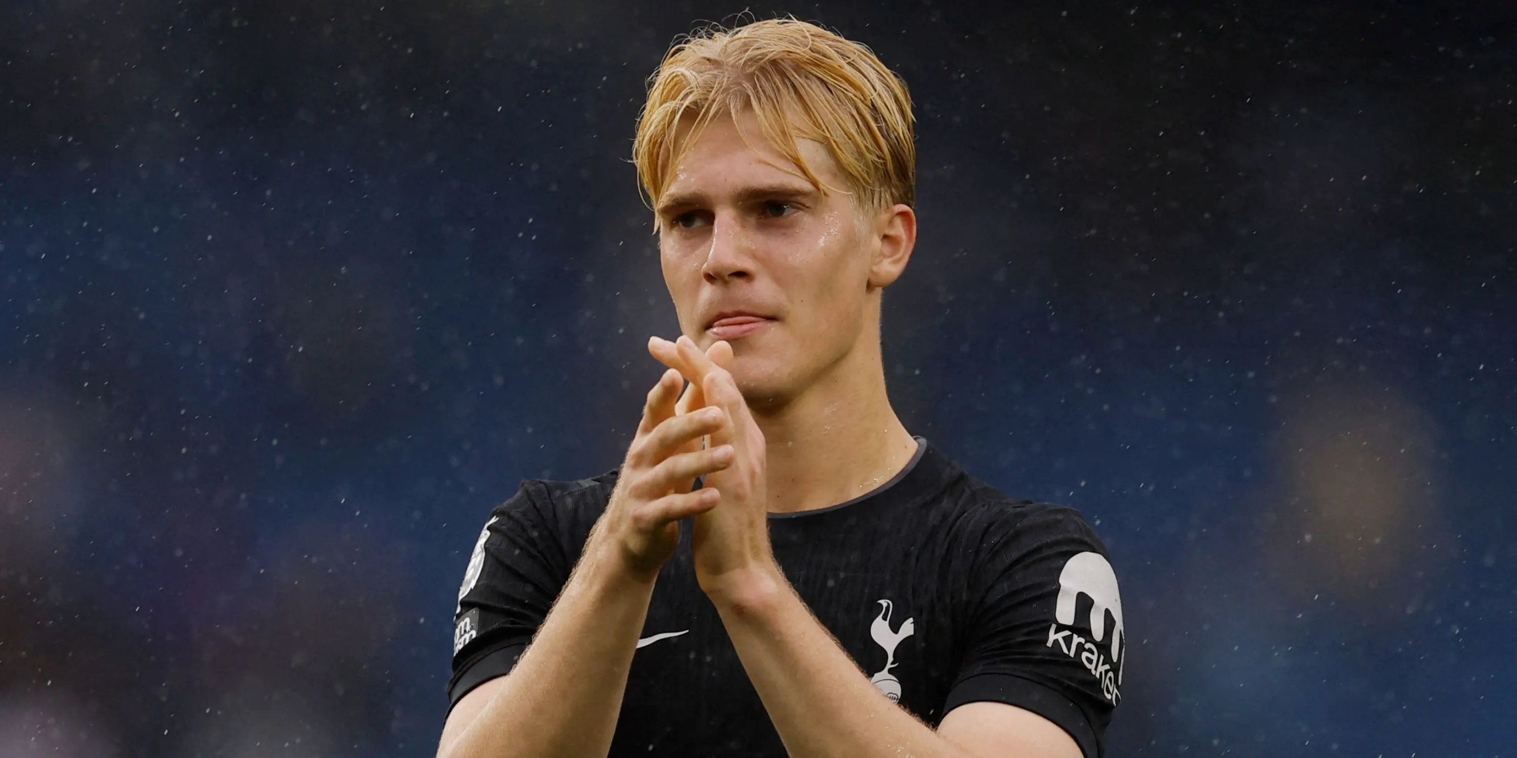 Lucas Bergvall ăn mừng bàn thắng cho Tottenham