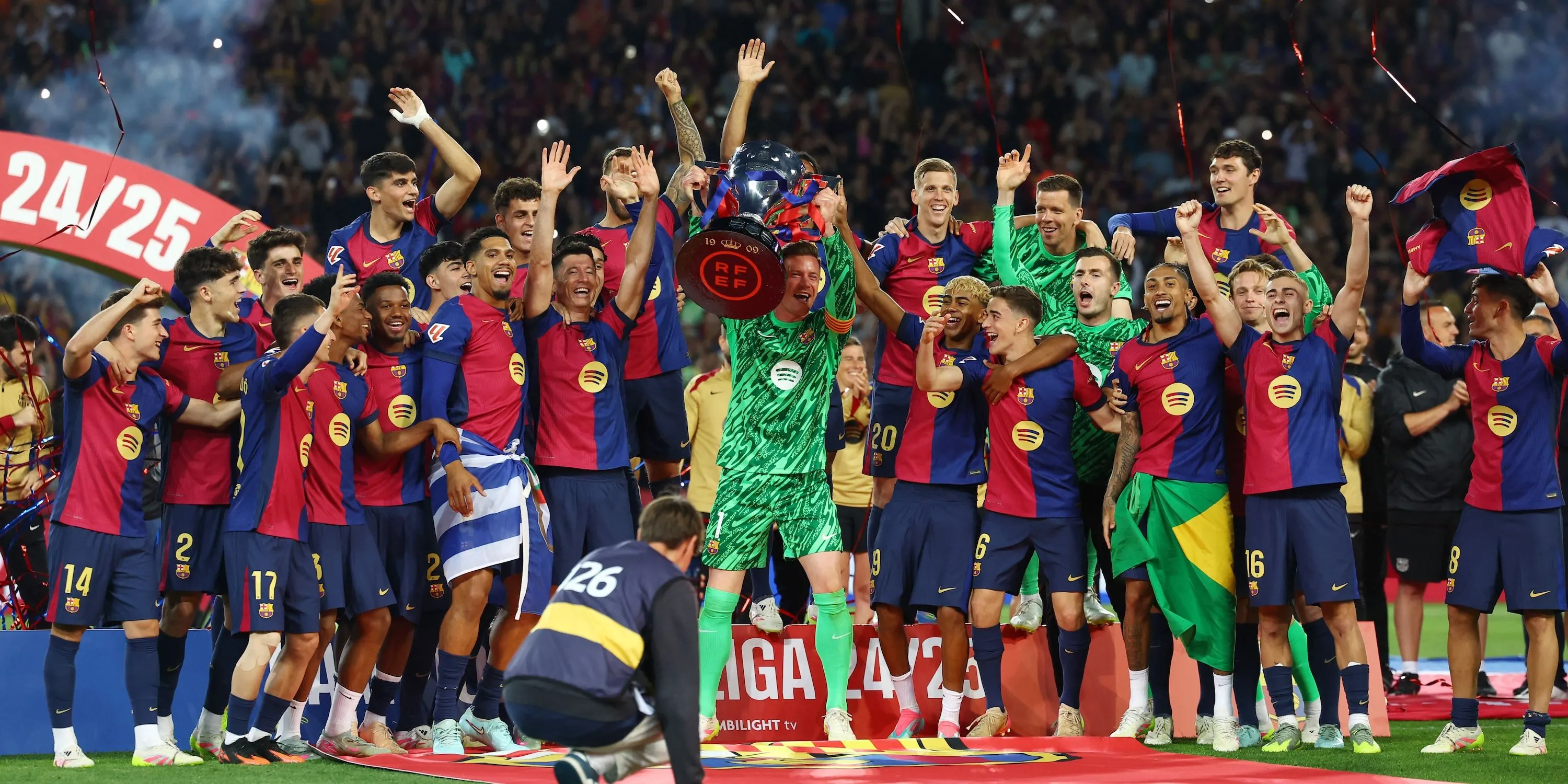 Marc-André ter Stegen nâng cúp LaLiga cùng Barcelona, thủ môn có kinh nghiệm Champions League