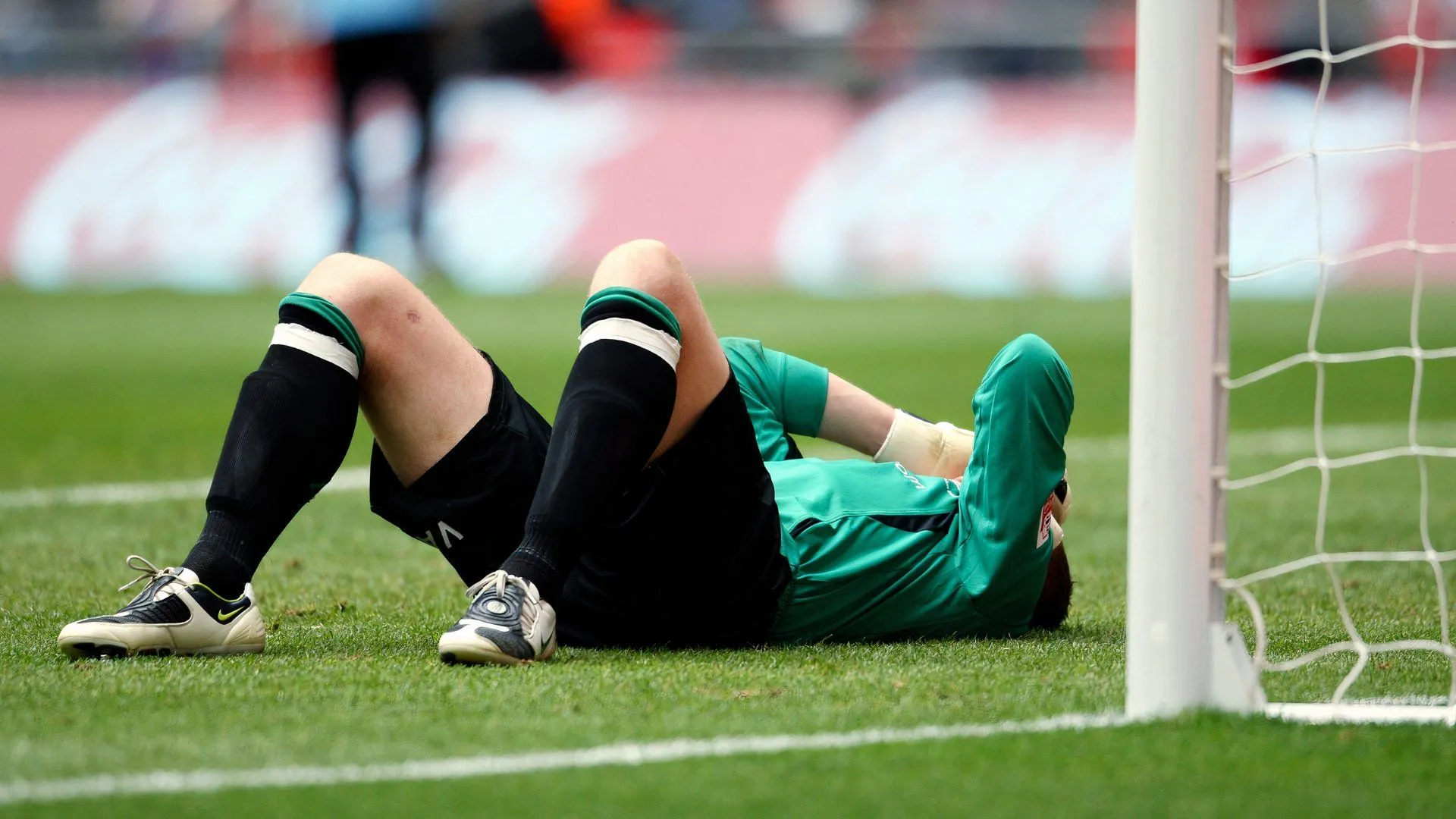 Paddy Kenny sau trận đấu, cựu thủ môn phải cần oxy sau cú knockdown trước Davies