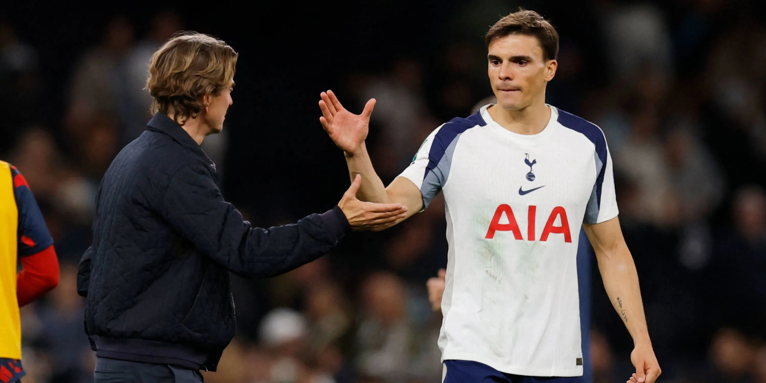 Palhinha chuyền bóng trong trận đấu, nhấn mạnh nhu cầu về một tiền vệ có tính chuyển trạng thái bên cạnh anh