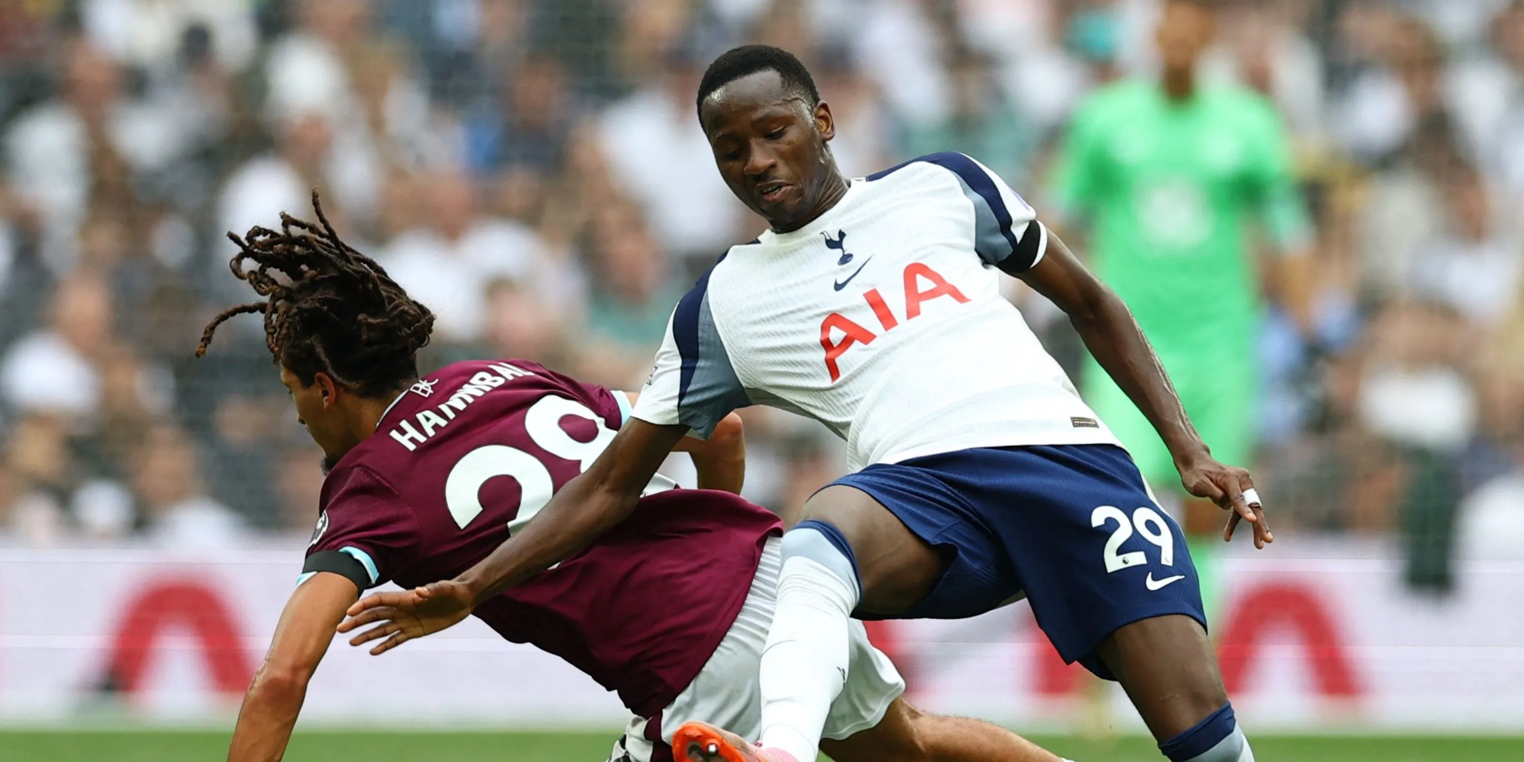 Pape Sarr trong màu áo Tottenham với pha tranh chấp quyết liệt