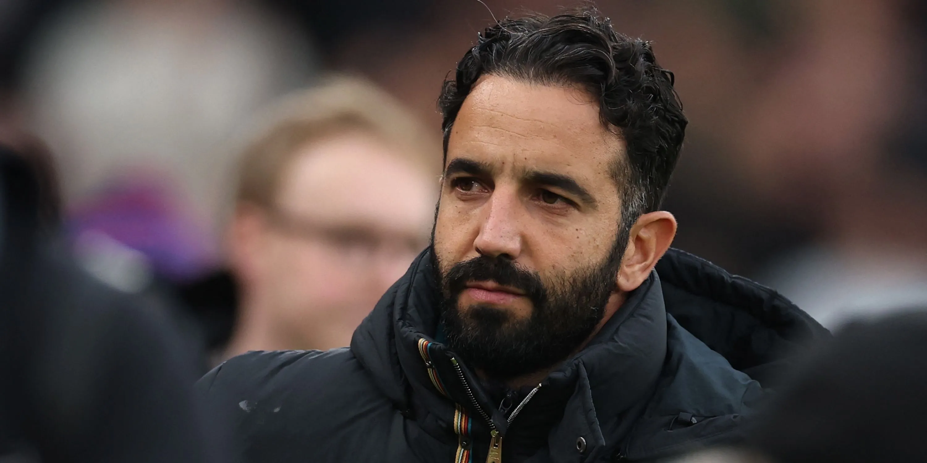 Ruben Amorim theo dõi buổi tập, cho thấy niềm tin vào lớp trẻ Man Utd