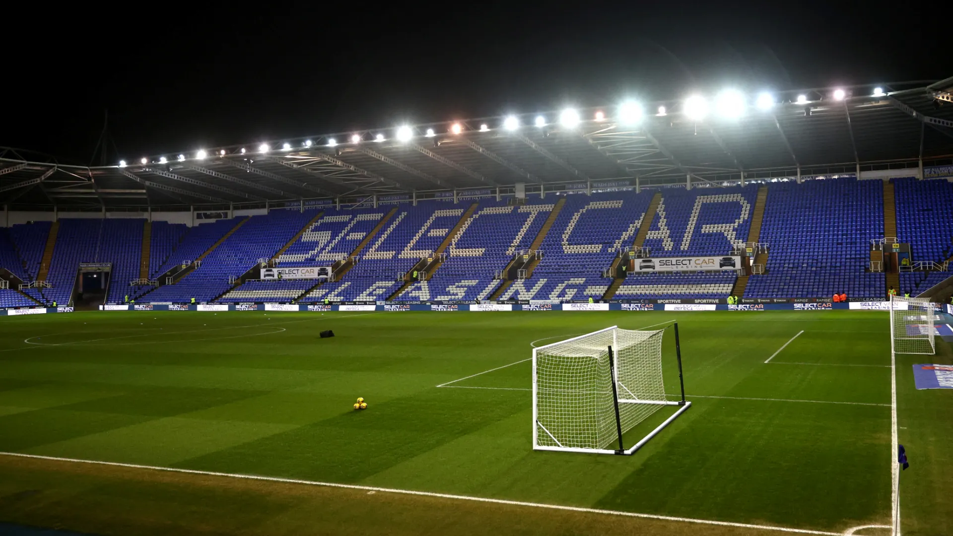 Select Car Leasing Stadium - sân nhà Reading, biểu tượng của hy vọng và thách thức trong mùa giải này