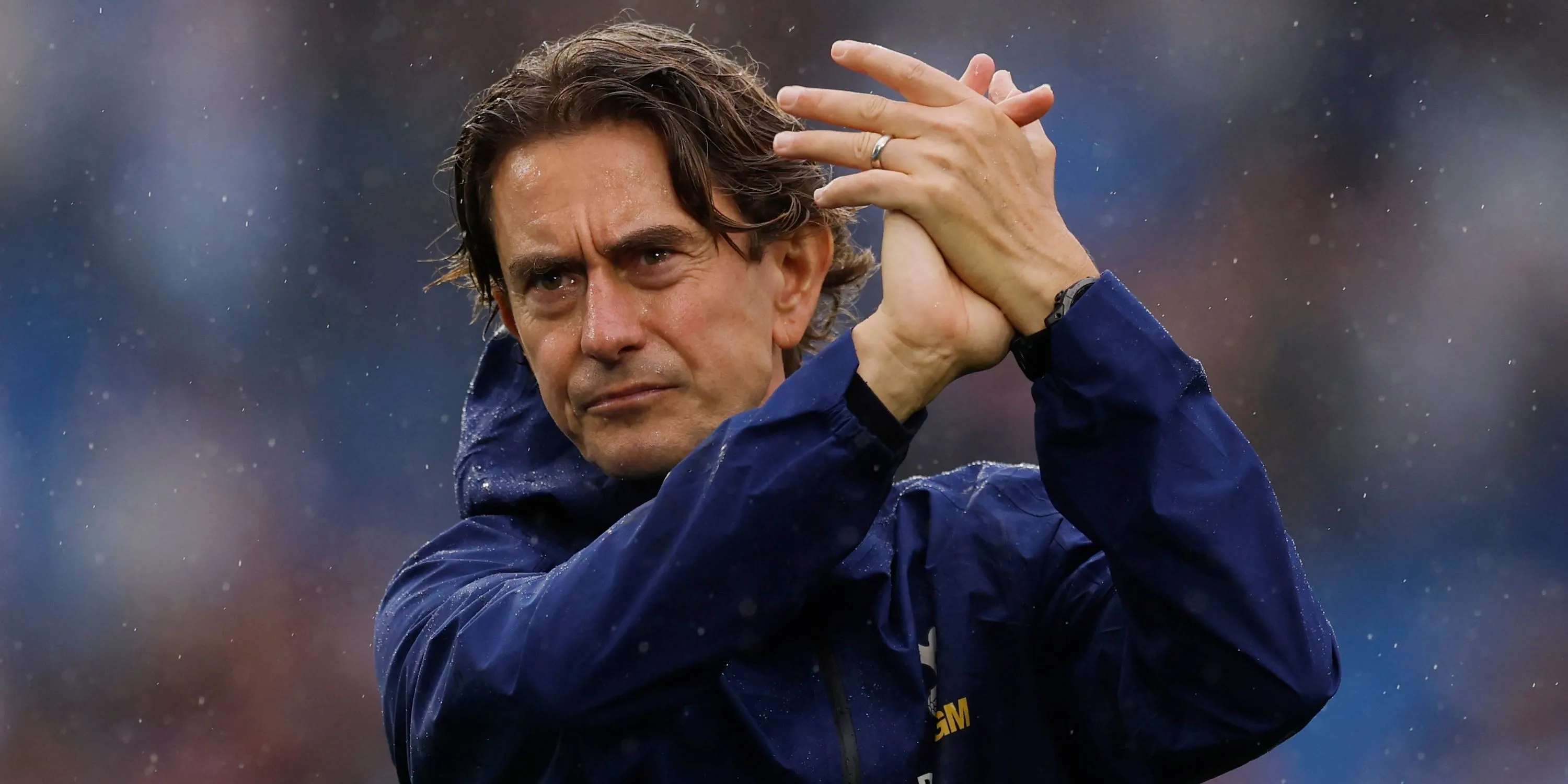 Thomas Frank vỗ tay cảm ơn khán giả sau một trận đấu, minh họa sức ép và trách nhiệm của HLV trong việc tìm ra bộ cặp tiền vệ hiệu quả