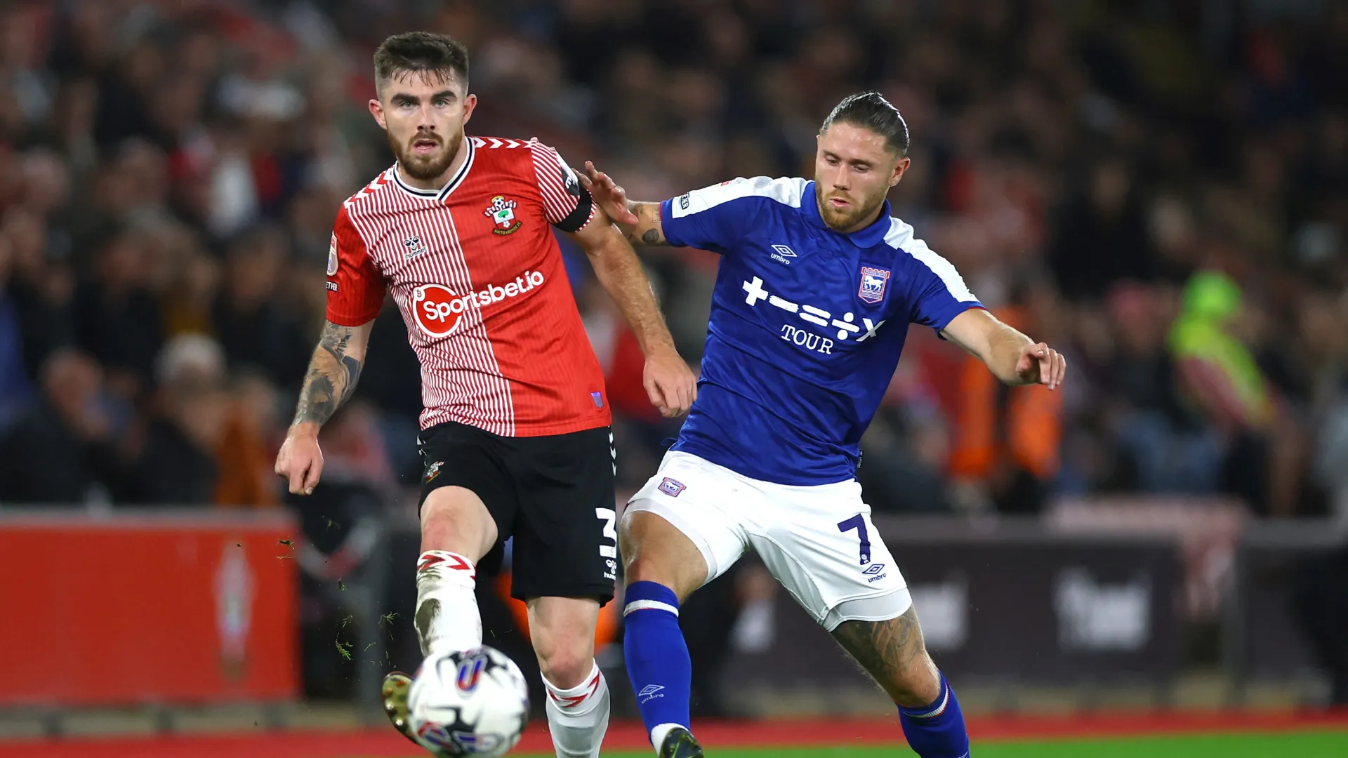 Wes Burns trong màu áo Ipswich, ngôi sao từng giúp đội thăng hạng bị chấn thương đầu gối