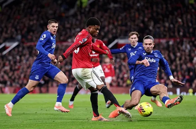 Amad – 6.8/10 điểm: Là điểm sáng hiếm hoi hiệp một và vẫn tích cực khi lùi xuống chơi wing-back.