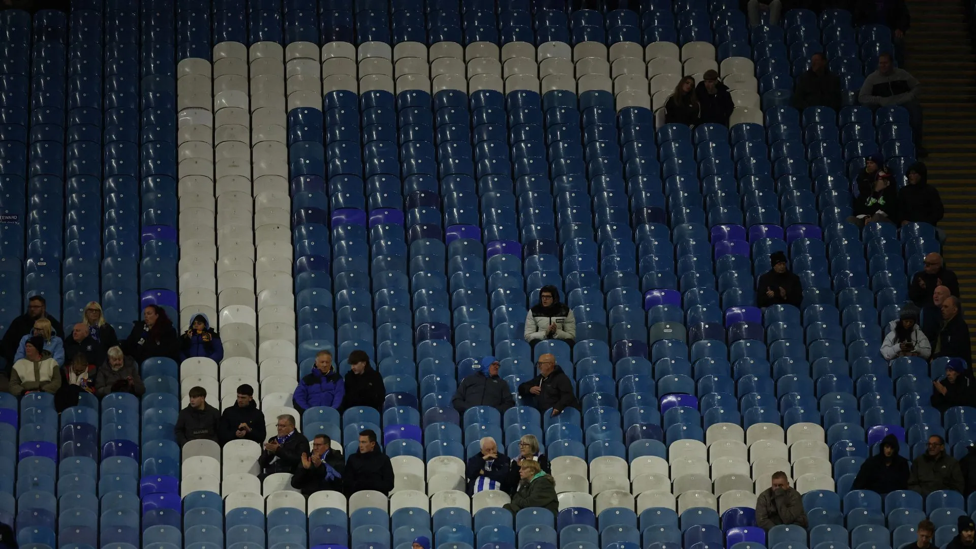 Các ghế xanh trắng tại sân vận động Hillsborough đã mất chữ cái trong tên chủ sở hữu