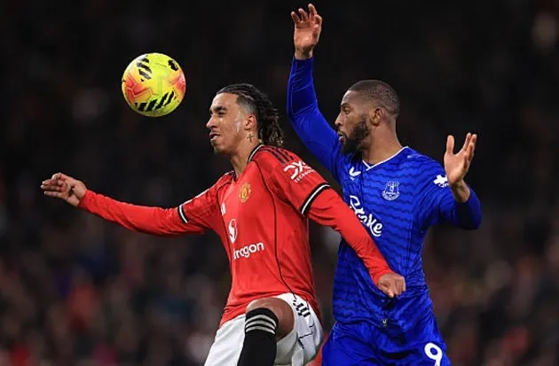 Leny Yoro – 6.8/10 điểm: Không tắc bóng dứt khoát khi Dewsbury-Hall nhận bóng trước vòng cấm, góp phần dẫn đến bàn thua.