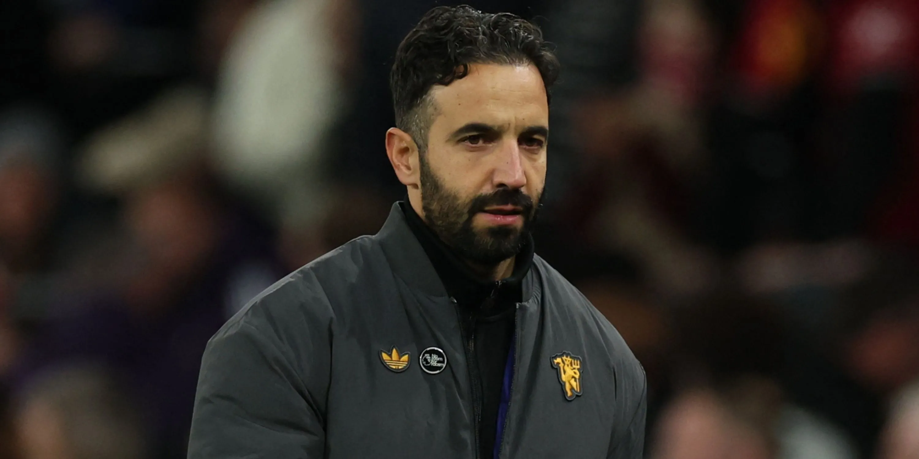 Ruben Amorim, HLV Manchester United, quan sát trận đấu từ đường biên